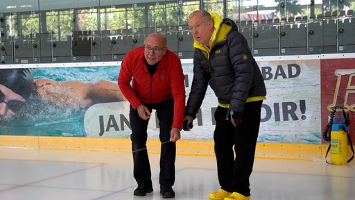Eismeister Joachim (Joe) Fritz mit Kollegen Christoph Möckel auf der Eisfläche im Kölner Lentpark