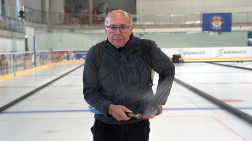 Joe Fritz auf der Curlingbahn in Köln