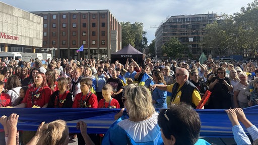 Menschenmasse auf dem Roncalliplatz in Köln