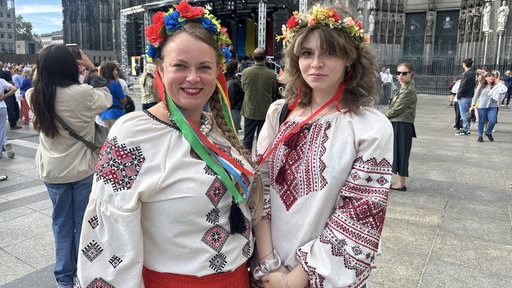 Olga Balakshiy und ihre Tochter Elina stehen vor dem Kölner Dom
