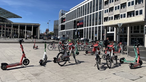 Mehrere E-Scooter stehen vor dem Kölner Hauptbahnhof.
