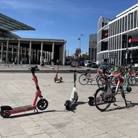 Mehrere E-Scooter stehen vor dem Kölner Hauptbahnhof.