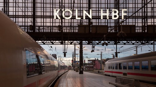 Bahnsteig mit Sitzbank im Kölner Hauptbahnhof