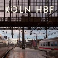 Bahnsteig mit Sitzbank im Kölner Hauptbahnhof