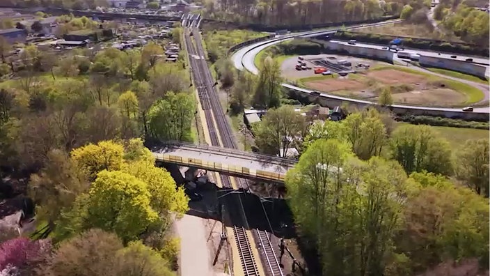 Blick von oben auf die Brücke in Schönrath, die abgerissen werden soll.