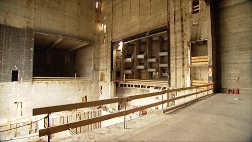 Seitenbühne der Kölner Oper mit Blick auf den Zuschauerraum im Jahre 2013