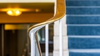 Goldener Handlauf an der Treppe zum oberen Foyer der Oper