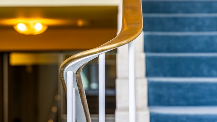 Goldener Handlauf an der Treppe zum oberen Foyer der Oper