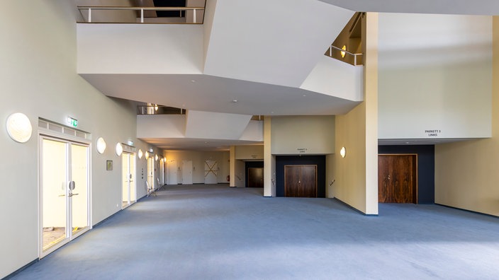 Oberes Foyer mit Türen zum Zuschauerraum