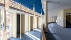 Säulen und Balkon des oberen Foyers