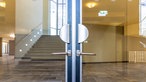 Eingangstür und Treppenhaus der Kölner Oper