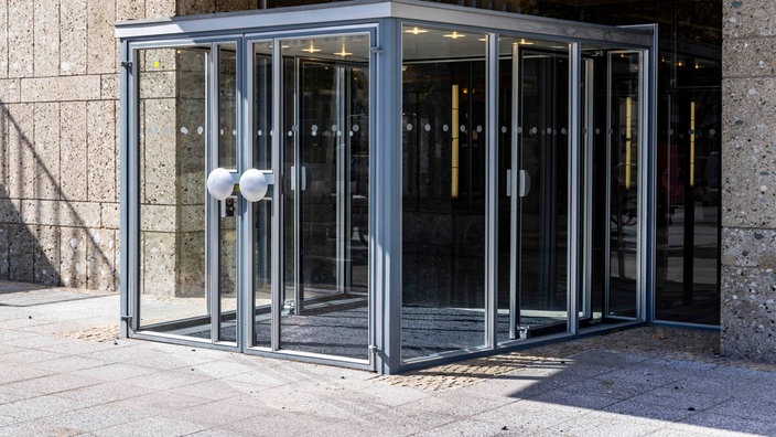 Verglaster Eingangsbereich der Oper