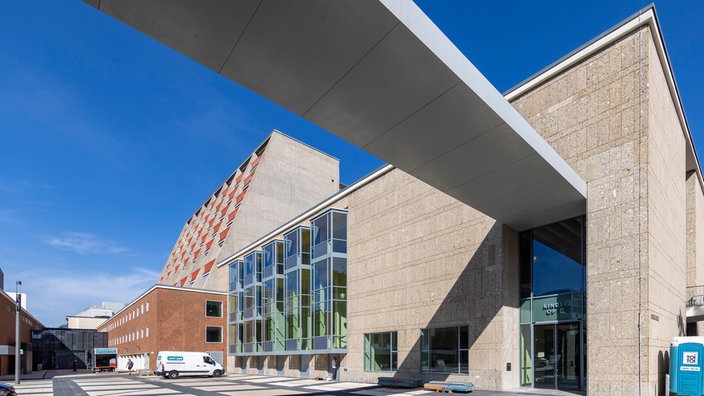 Seitenansicht der Oper