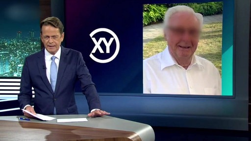 Rudi Cerne steht im Studio von "Aktenzeichen xy". Hinter ihm ein BIld eines Rentners, dessen Augen unkenntlich gemacht wurden.