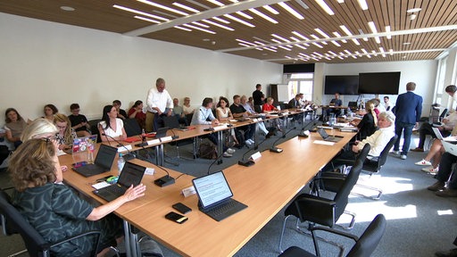 Personengefüllter Konferenzraum