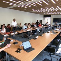 Personengefüllter Konferenzraum