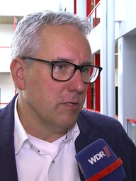 Mann wird Interviewt