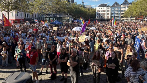 Der Heumarkt in Köln ist bei der "Köln stellt sich quer"-Demo voll