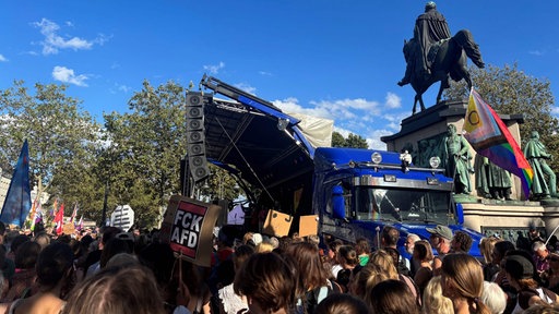 "Köln stellt sich quer"-Demo auf dem Heumarkt