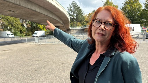 Amtsleiterin Sonja Rode am maroden Brückenteil