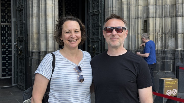Martina und Christian stehen vor dem Kölner Dom.