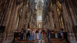 Besucher im Kölner Dom