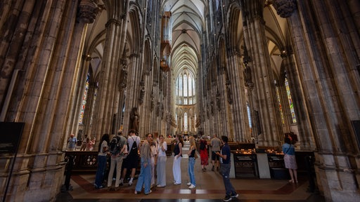 Besucher im Kölner Dom