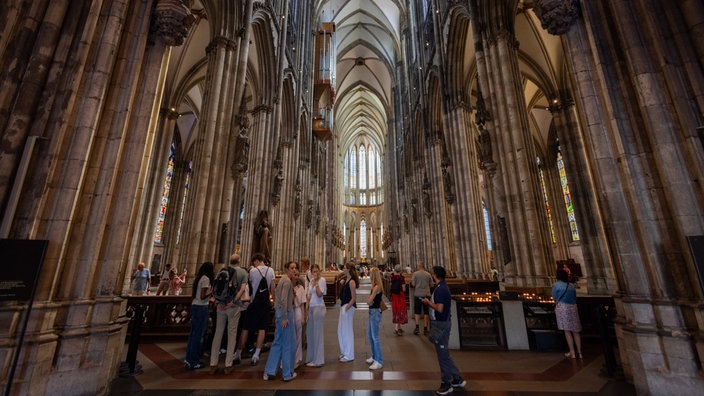 Besucher im Kölner Dom