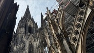 Der Kölner Dom mit Blick von einem der Seitendächer.