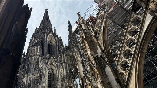 Der Kölner Dom mit Blick von einem der Seitendächer.