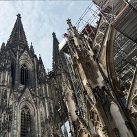 Der Kölner Dom mit Blick von einem der Seitendächer.