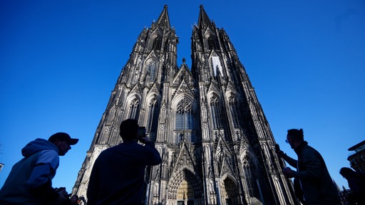 Touristen vor dem Kölner Dom