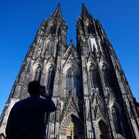 Touristen vor dem Kölner Dom