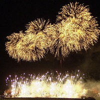 Großes Feuerwerk über dem Rhein 