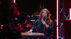 WDR Moderatorin Janine Breuer-Kolo steht am Live-Set 