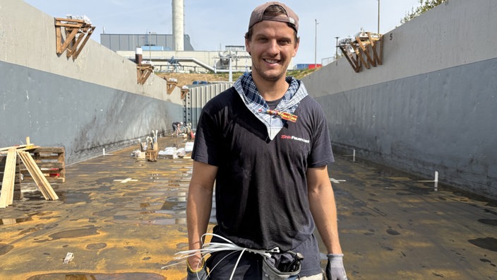 Pyrotechniker Max Alef im Bauch eines Schiffes