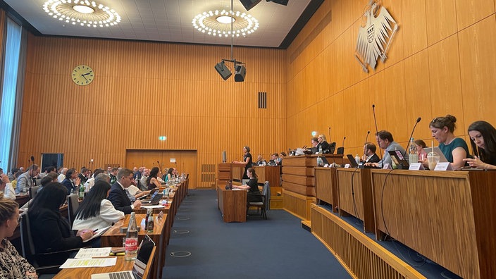 Im Kölner Stadtrat sitzen Abgeordnete. Es werden Reden gehalten.