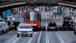 Die Luxemburger Straße in Köln. Es fahren eine Straßenbahn und mehrere Autos. 