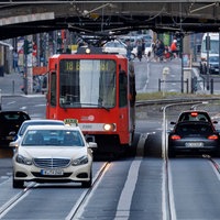Die Luxemburger Straße in Köln. Es fahren eine Straßenbahn und mehrere Autos. 