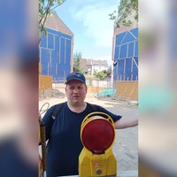 Ein Mann steht hinter einem Baustellenlicht