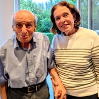 Mohamed Zarini und seine Frau Erika stehen vor ihrer Gartentür.