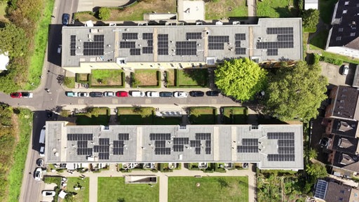 Drohnenaufnahme vom größten Mieterstromquartiers NRWs mit mehreren Solar-Panel