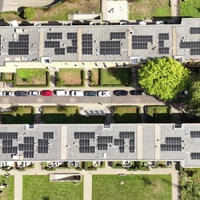Drohnenaufnahme vom größten Mieterstromquartiers NRWs mit mehreren Solar-Panel
