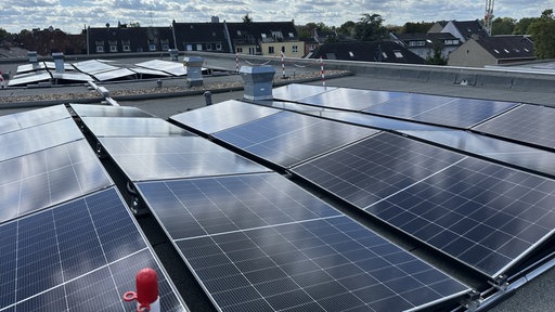 Aufnahme des Dachs mit mehreren Solar-Panels in Nahaufnahme