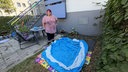 Eine Kölnerin steht vor ihrem Planschbecken