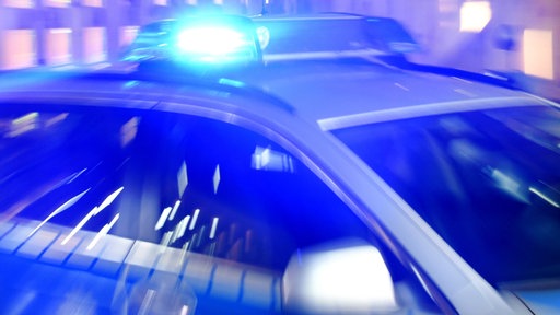 Das Foto zeigt ein Polizeiauto mit Blaulicht.