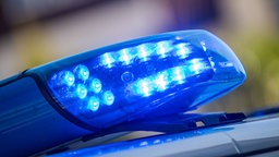 Zu sehen ist das Blaulicht eines Polizeiwagens.