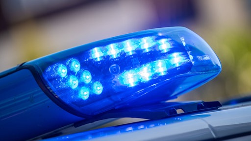 Zu sehen ist das Blaulicht eines Polizeiwagens.
