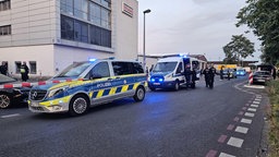 Einsatzwagen der Kölner Polizei stehen an den Poller Wiesen.