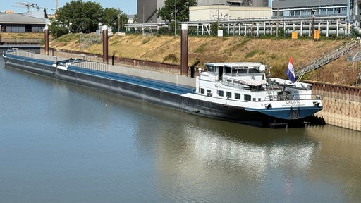 Unbeladenes Güterschiff im Rhein